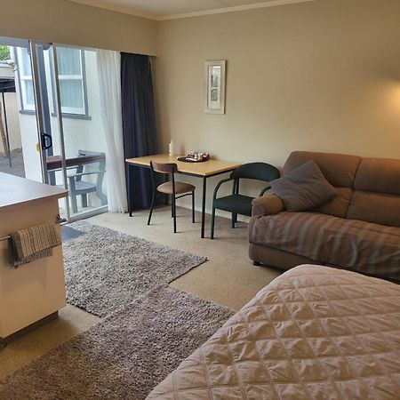 Totara Lodge Motel Levin Extérieur photo