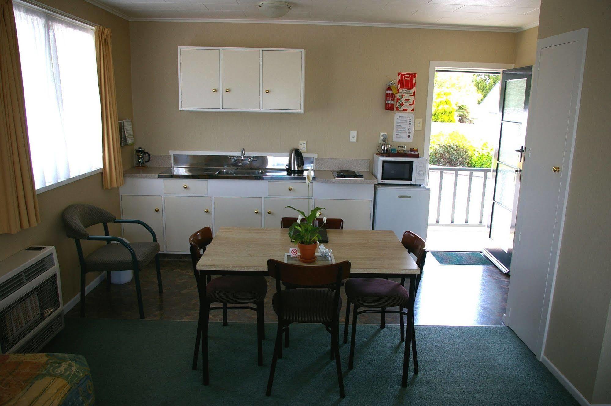 Totara Lodge Motel Levin Extérieur photo